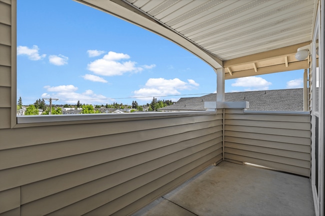 Balcony l 2x2 Standard - Villas at Lawrence