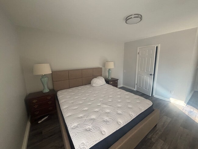 Building Photo - 2 Bed 2 Bath Condominium in Hampstead