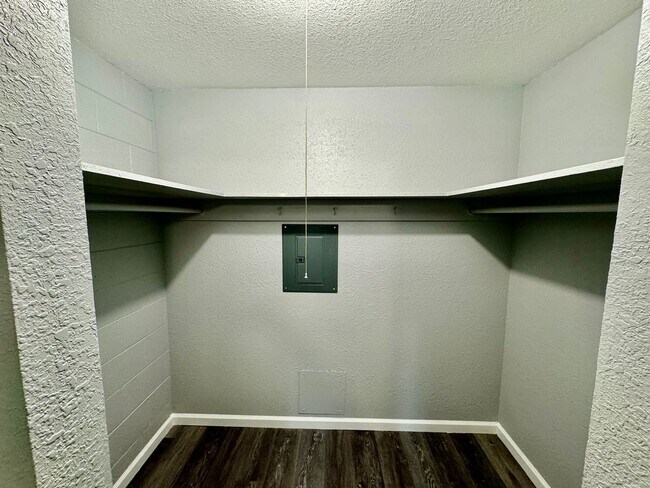 Building Photo - Remodeled 1bd/1bth Apartment on Ground Flo...