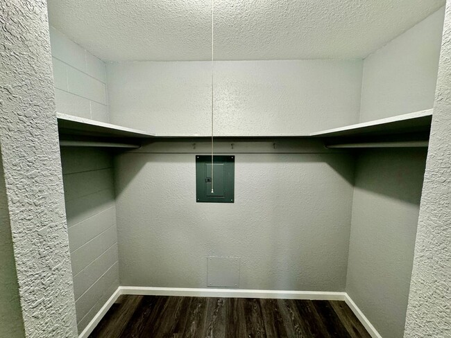 Building Photo - Remodeled 1bd/1bth Apartment on Ground Floor!