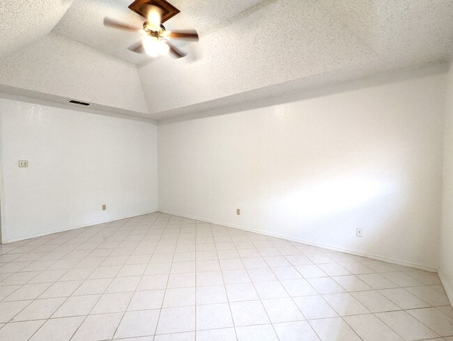 Building Photo - 2913 Lakewood Ct