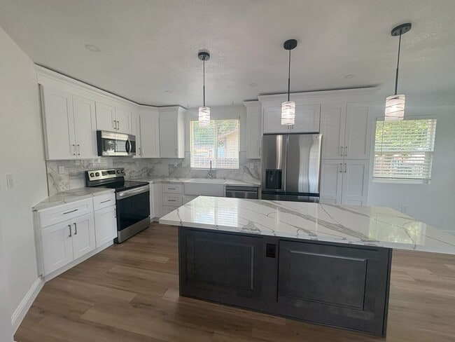 Building Photo - Available NOW Recently Renovated 3BR/3BA Home with Modern Finishes & Spacious Backyard Near Downt...