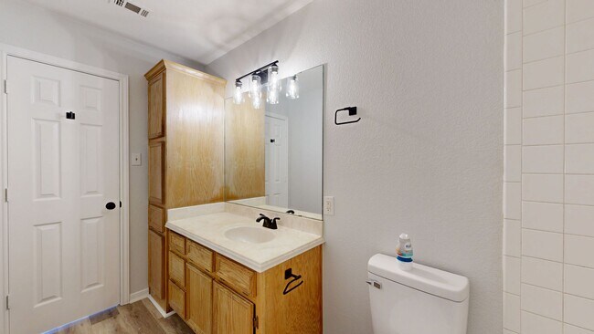 Building Photo - 1406 Van Zanten Ct