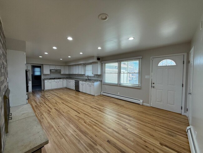 Building Photo - Gorgeous Remodeled 3-Bedroom Home in Lakewood!!