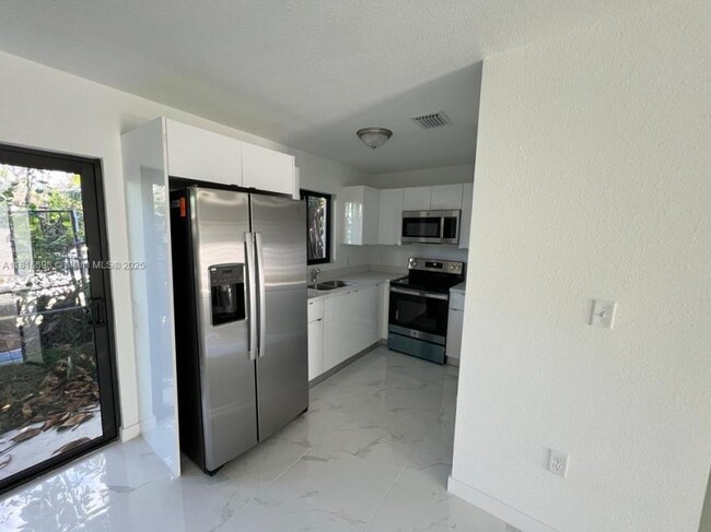 Building Photo - 3 bedroom in Miami FL 33150
