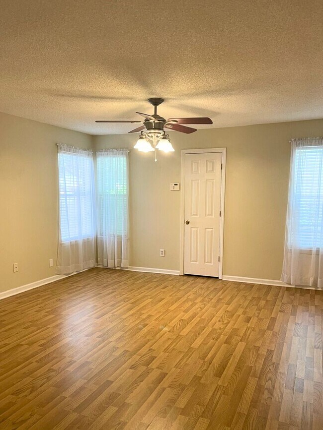Building Photo - Prime Location , Pool and Grass cutting included!!!