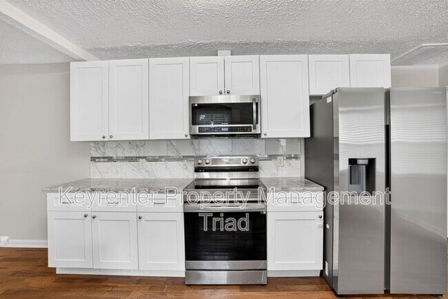 Building Photo - 5108 Lakeshore Ct