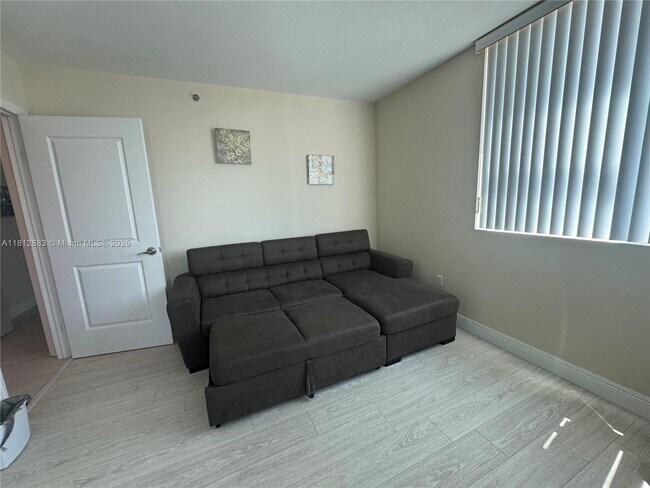 Building Photo - 2641 N Flamingo Rd