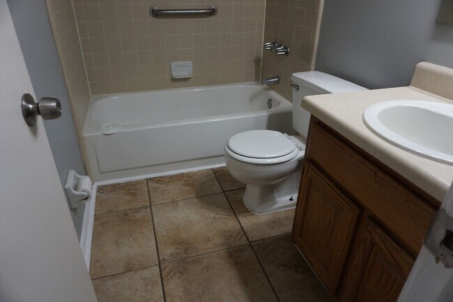 Building Photo - 2 Bed 2 Bath Townhouse