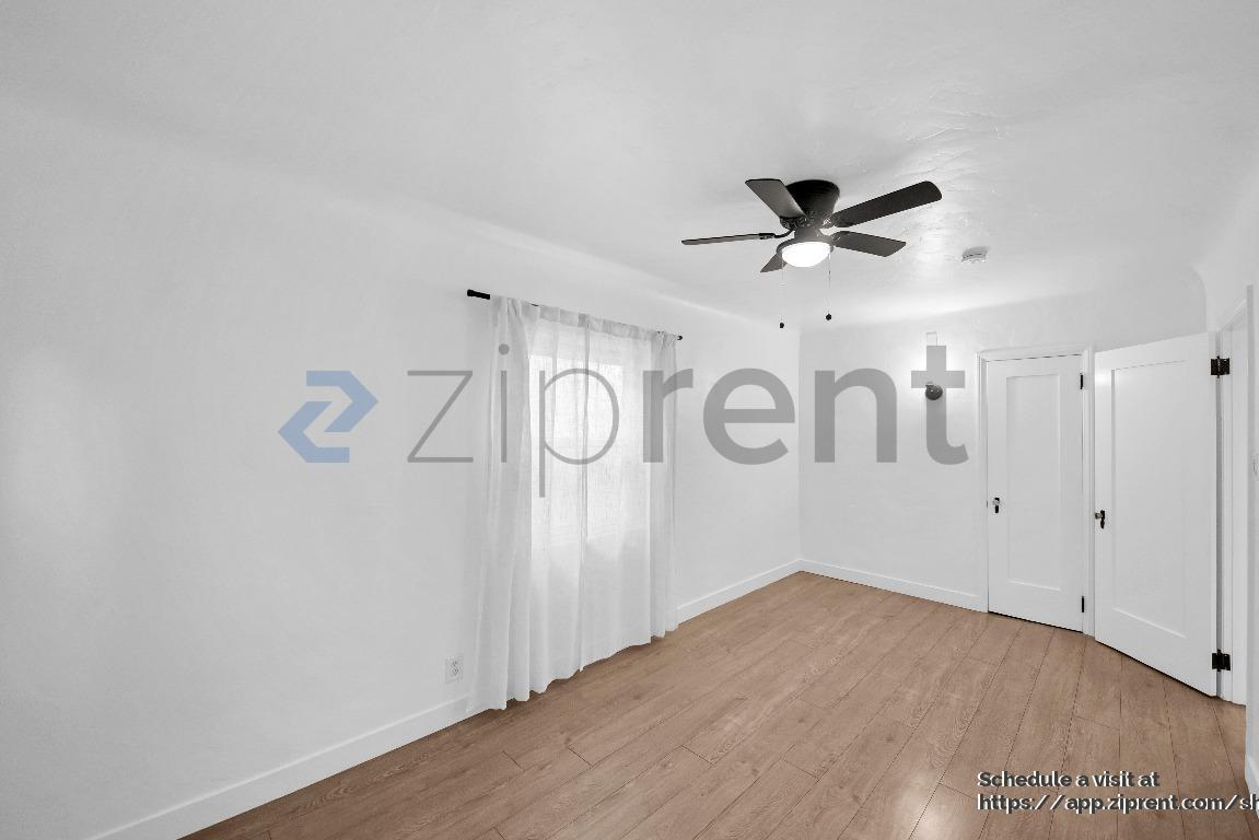 Building Photo - 5160 San Vicente Blvd