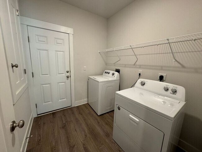 Building Photo - Gulf Breeze - Sailfish Pointe - 4 bedroom, 3 bathroom w/ 3 car garage
