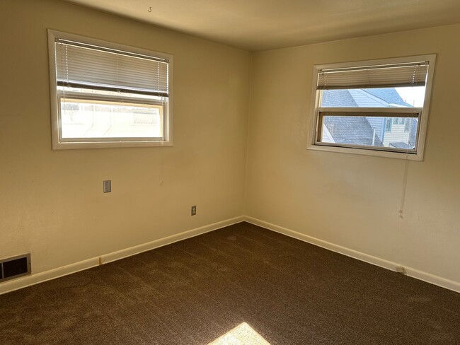 Building Photo - Nice 2 bedroom unit of a duplex near downt...