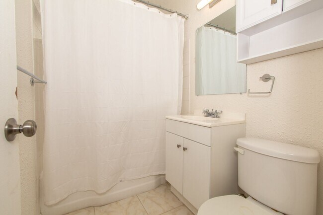 Building Photo - Refreshed 2 Bed/1 Bath in the Heart of Pacific Beach- Close to the Beach + Bay! REDUCED DEPOSIT $...