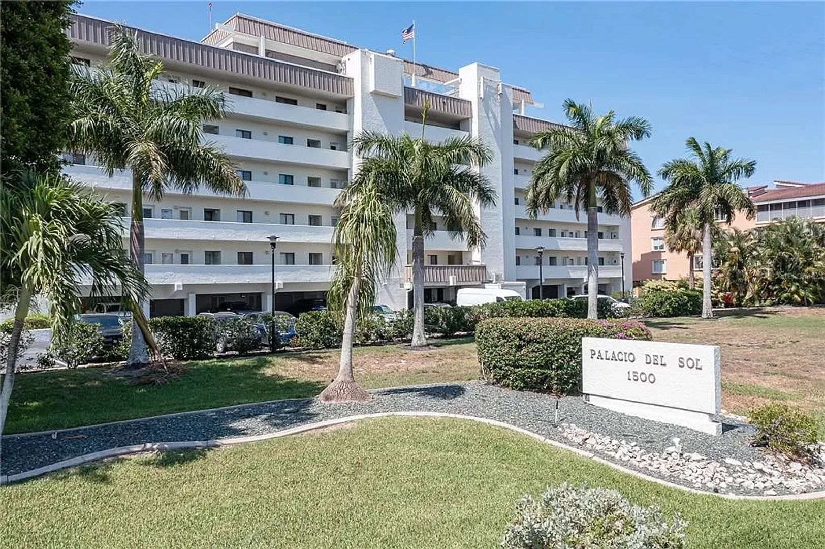 Building Photo - 1500 Park Beach Cir
