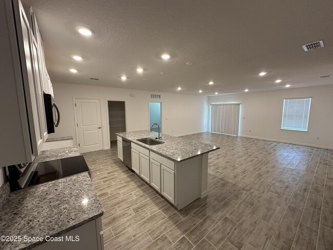 Building Photo - 2154 Ramsdale Dr SE