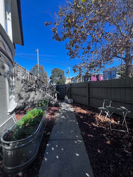 Building Photo - 1039 Peralta St