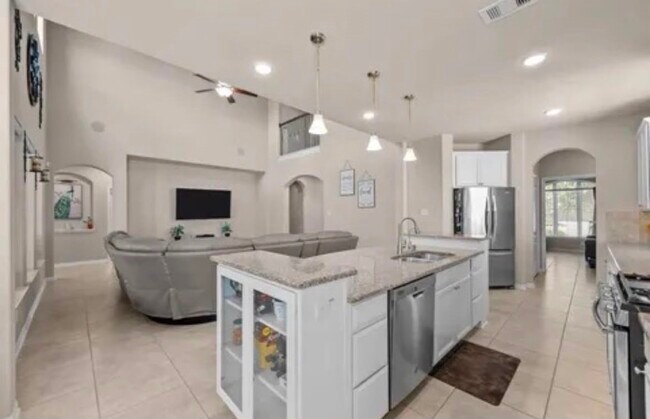 Building Photo - 127 Round Lake Dr