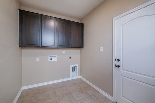 Building Photo - 4 Bedroom 2.5 Bath Ready for Move-in