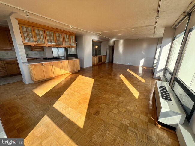 Building Photo - 200 Locust St