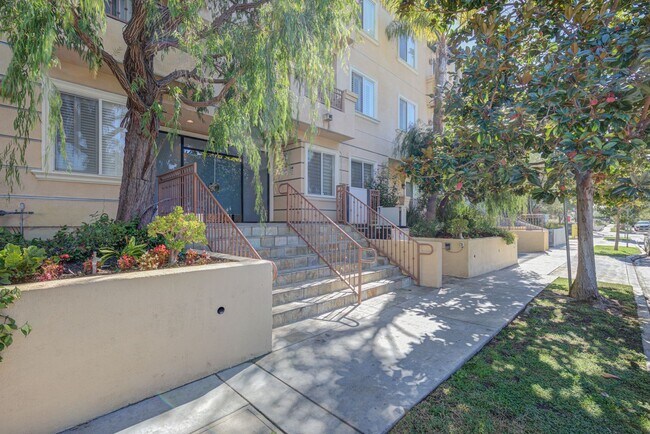 Building Photo - Massive Three Bedroom Two Bath Condo Available now!