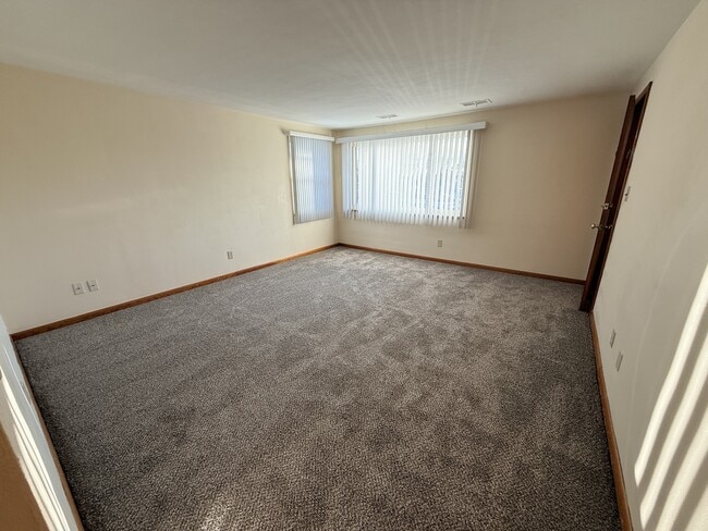 Building Photo - 4760 Holiday Dr