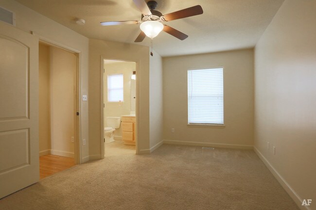 Building Photo - 3213-3215 Jenne Hill Dr