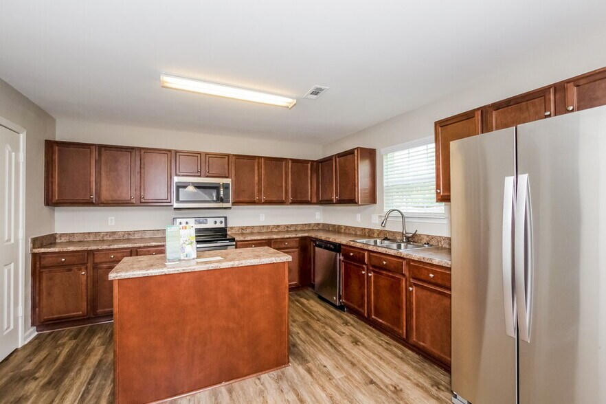 Building Photo - 1624 Eastway Dr