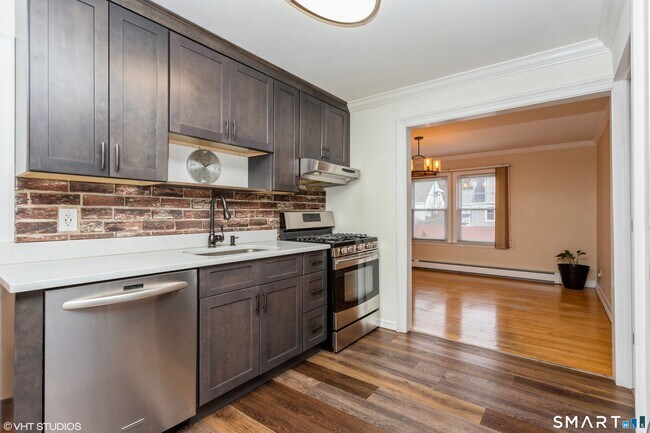 Building Photo - 680 Queen St