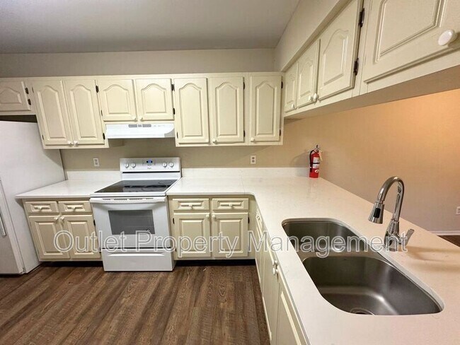 Building Photo - 670 Kenwick Cir