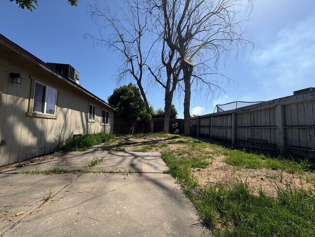 Building Photo - Updated 3 Bed, 2 Bath Single-Story Home