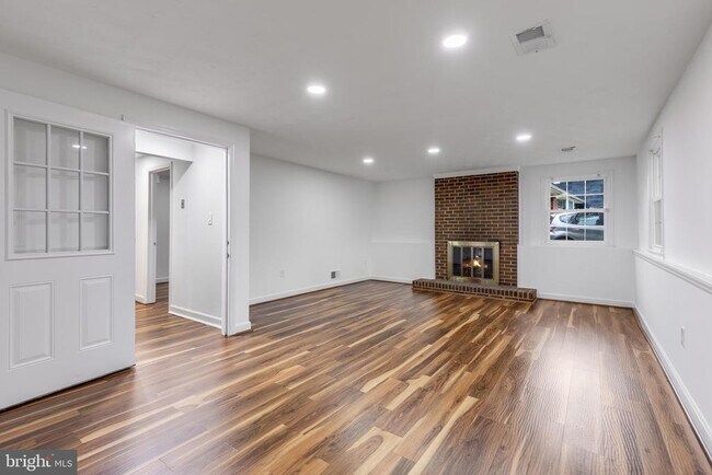 Building Photo - 1402 Mullins St
