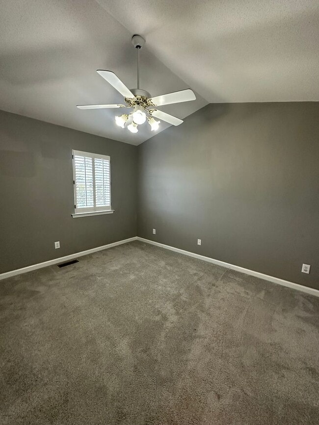 Building Photo - 2 bedroom/1.5 bath end unit townhome in gr...
