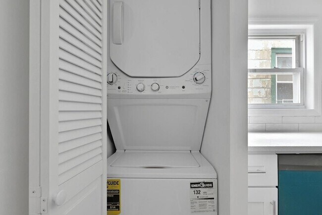 Building Photo - 33 E 42nd St