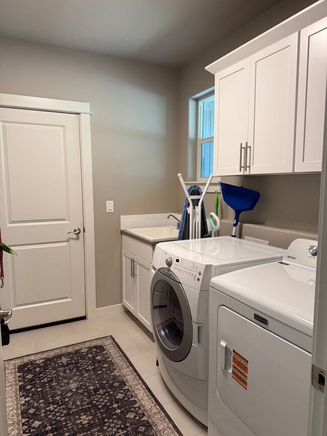 Building Photo - Beautiful 4-bdr with Bonus Loft and 3-car garage in Sisters!