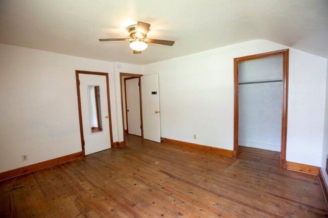 Building Photo - 207 Private Room for Rent!