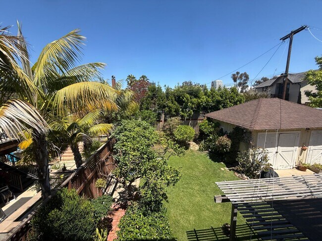 Building Photo - Fabulous Bankers Hill location 3 Bedroom Top-floor duplex unit