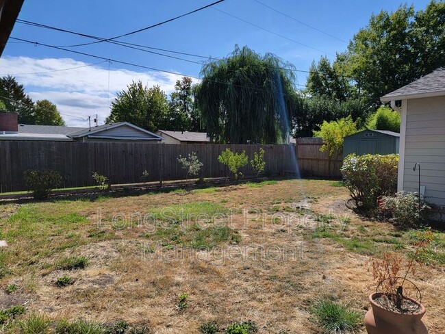 Building Photo - 1827 NW Menlo Dr