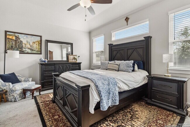 Building Photo - "Charming 3-Bedroom Home with 2 Full Baths and 1902 Sq Ft of Comfort in San Antonio!"