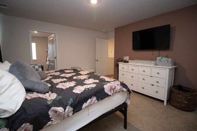 Building Photo - Stylish & Spacious Pet-Friendly Home in Bo...