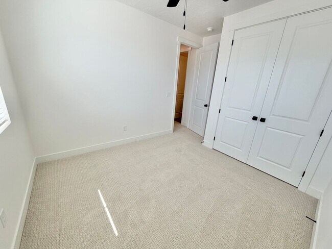 Building Photo - Desert Color 4 Bed Home!