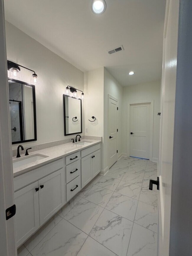 Building Photo - Maryville 37803 - 4 bedroom 3.5 bath - call Ed Johnson 865-924-5045