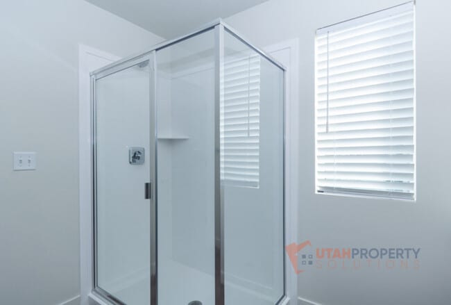 Building Photo - 1057 W 400 S