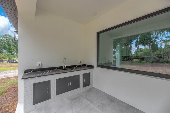 Building Photo - 11921 Fort King Hwy