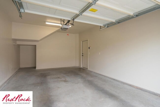 Building Photo - Cozy Townhome with Community Pool