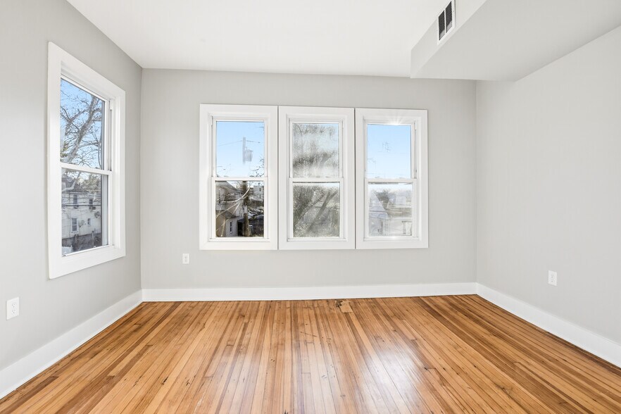 Building Photo - 53 Oak Ave