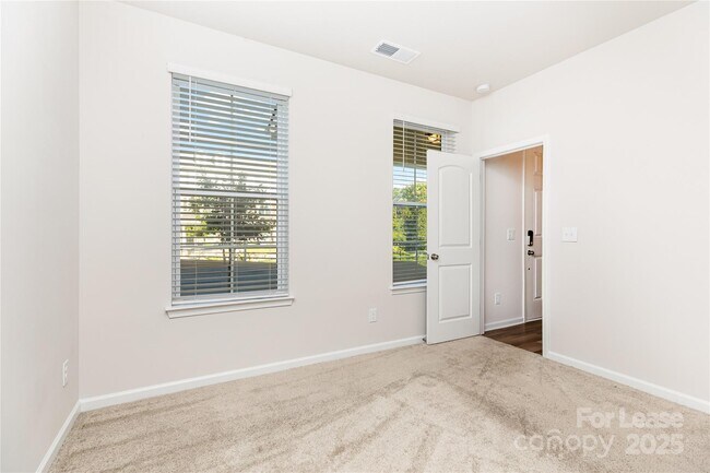 Building Photo - 10114 Hemingway Pl