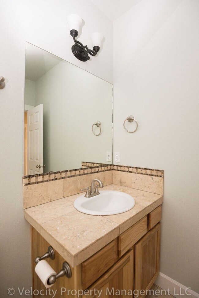 Building Photo - Beautiful home on a private cut-de-sac!