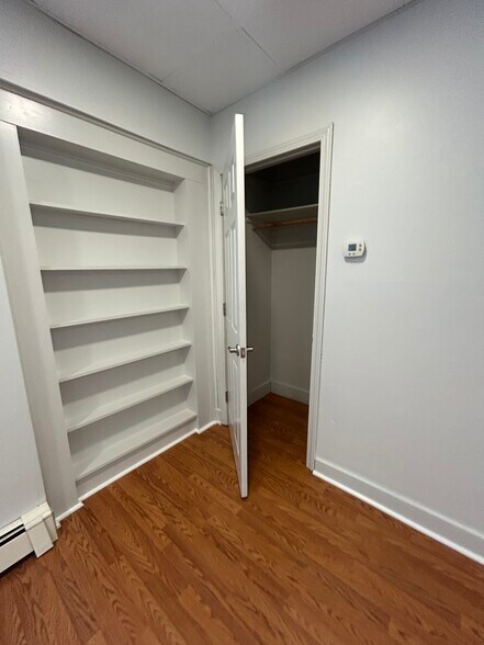 Built-in bookcase - 325 Water St