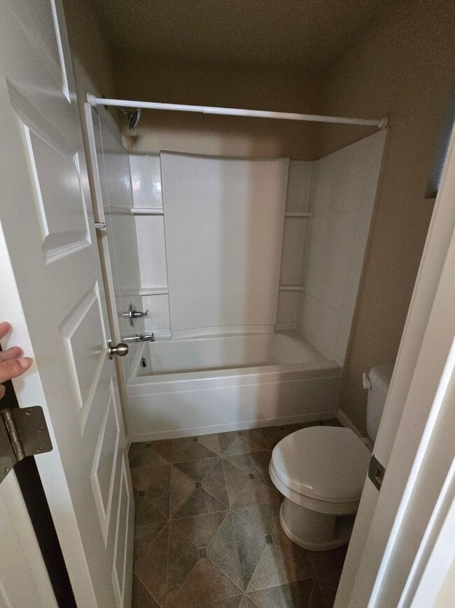 Building Photo - 4 Bedroom, 3 Bathroom House!