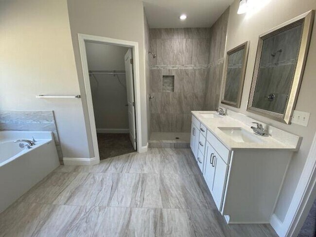 Building Photo - Spacious 3 Bedroom Home in Mary Esther!